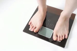 痩せないなぜ…？と悩む女性のイメージ写真