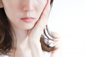悩む女性